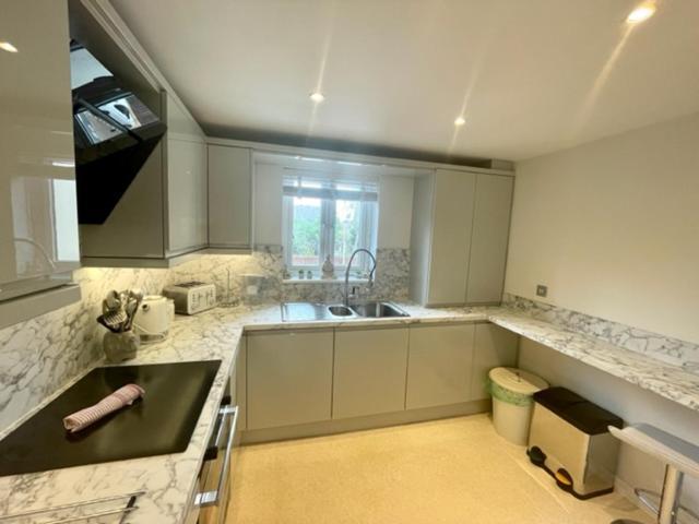 Apartment Spacious Two Bedroom In Close To Bay And *