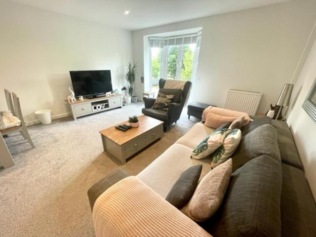 Apartment Spacious Two Bedroom In Close To Bay And
