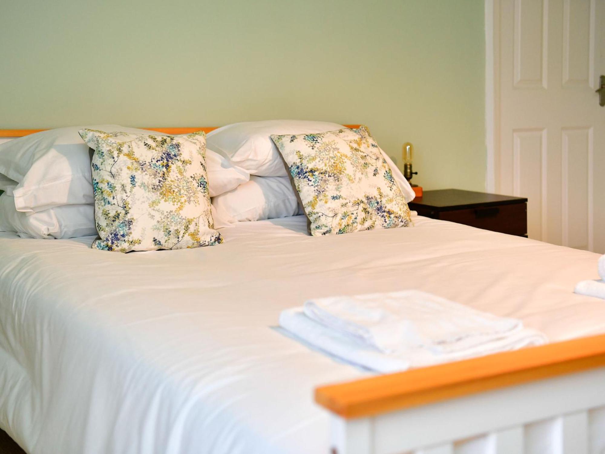 Pass The Keys Spacious 3 Bedroom Close To Centre Apartment