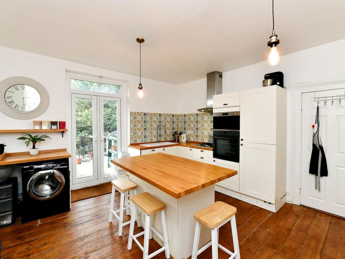Pass The Keys Spacious 3 Bedroom Close To Centre Apartment *