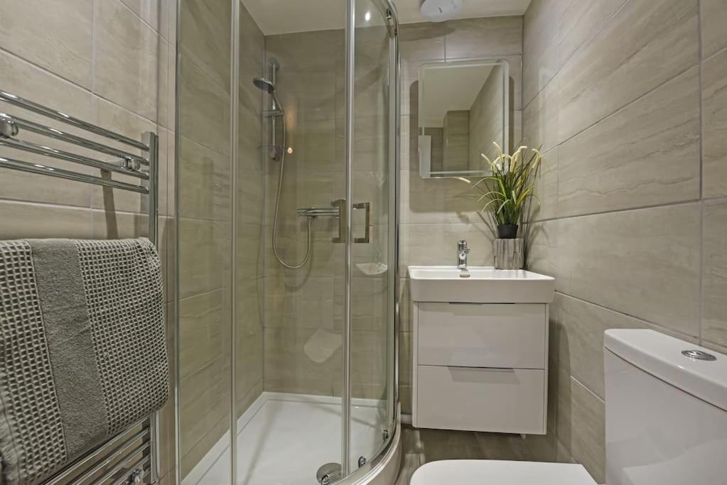 Modern Two Bed With En-suites And Private Parking Apartment *