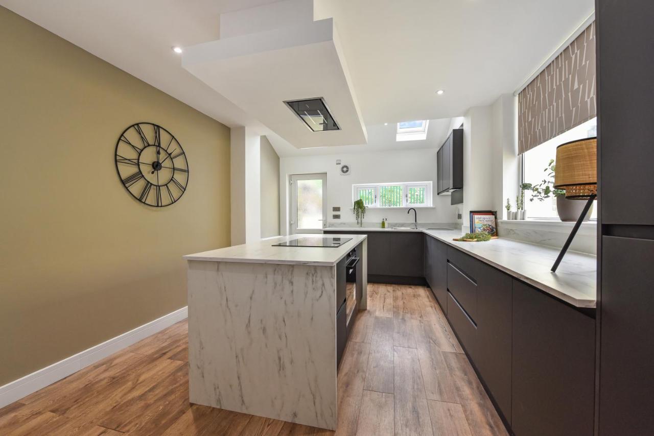 Modern Two Bed With En-suites And Private Parking Apartment