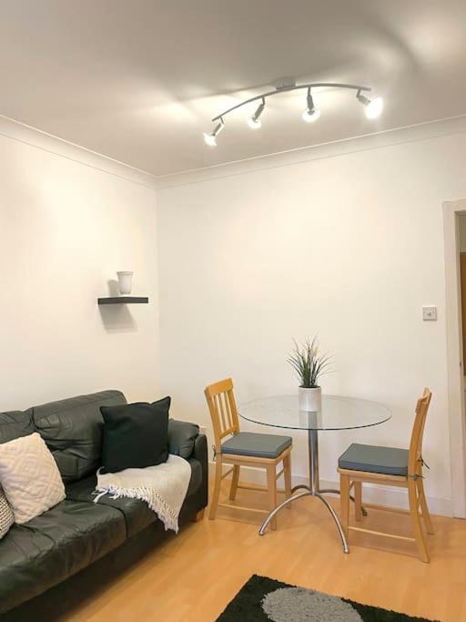 Apartment Waterside Haven In Cardiff