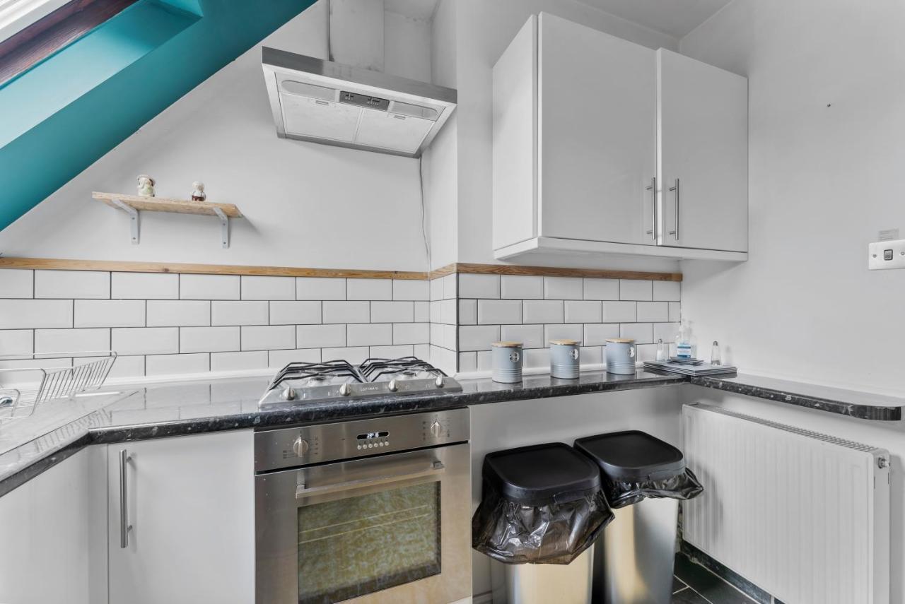 Spacious Serenity- Stylish 6-person Flat Apartment *