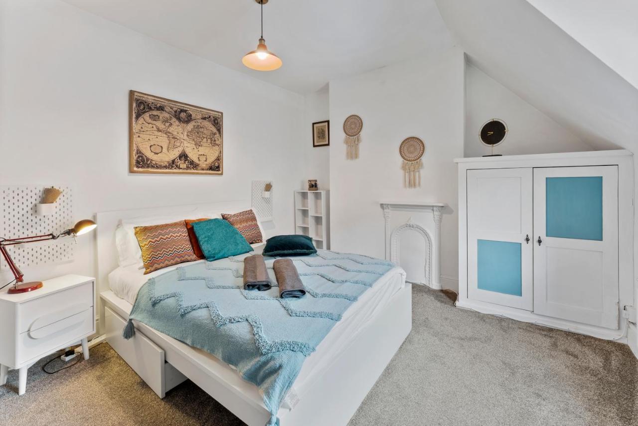 Spacious Serenity- Stylish 6-person Flat