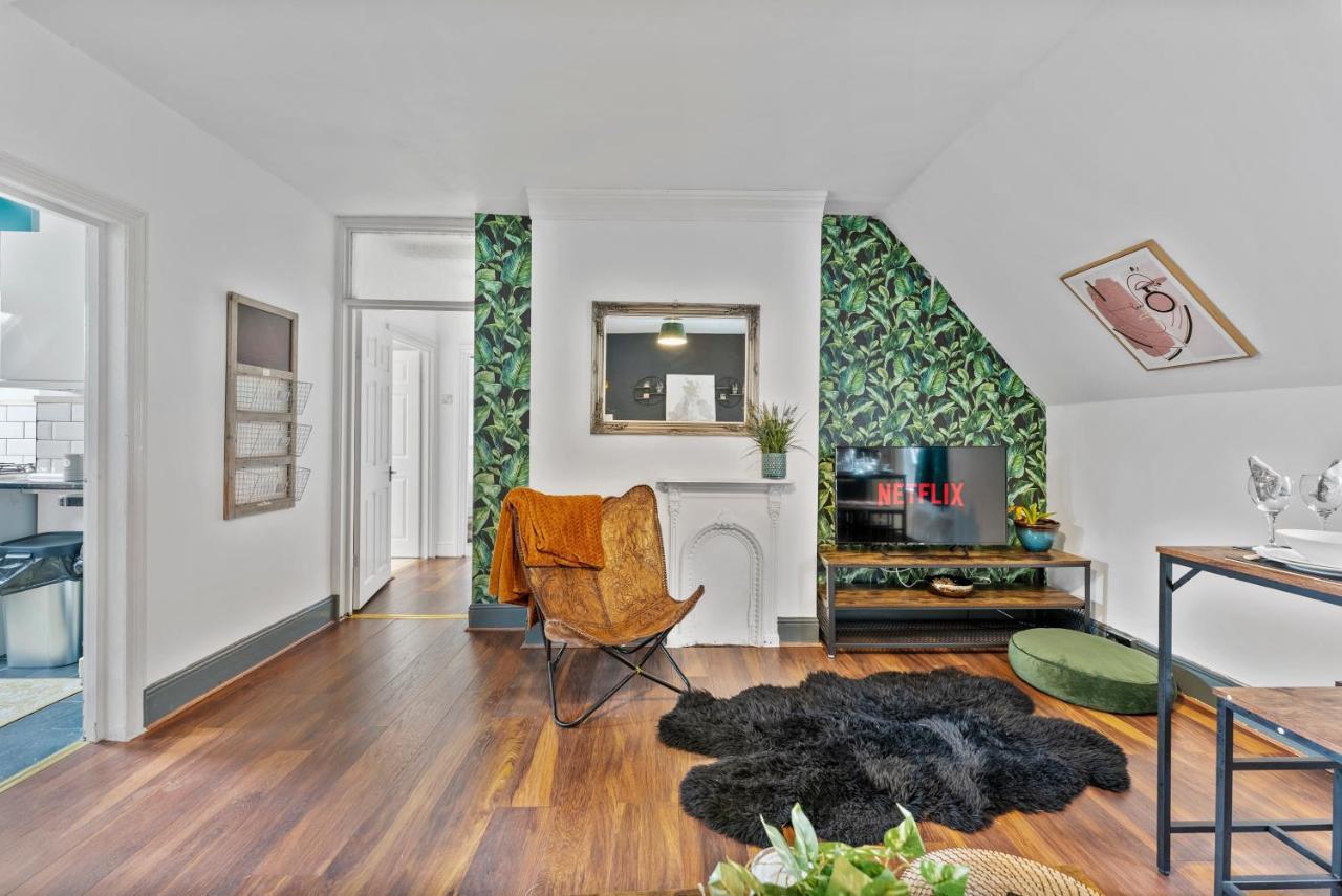Spacious Serenity- Stylish 6-person Flat Cardiff