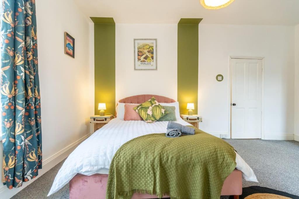 The Wanderer - Lovely 3bd House - Upto 10 Guests. Holiday home *