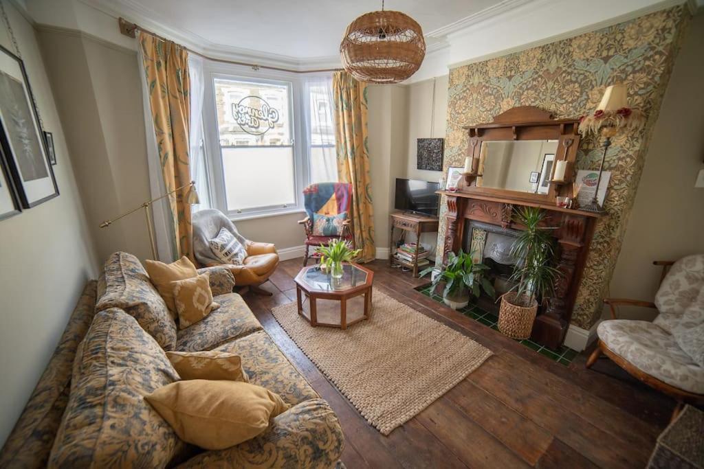 Glenroy Arts Gallery Meets Living Space Holiday home Cardiff