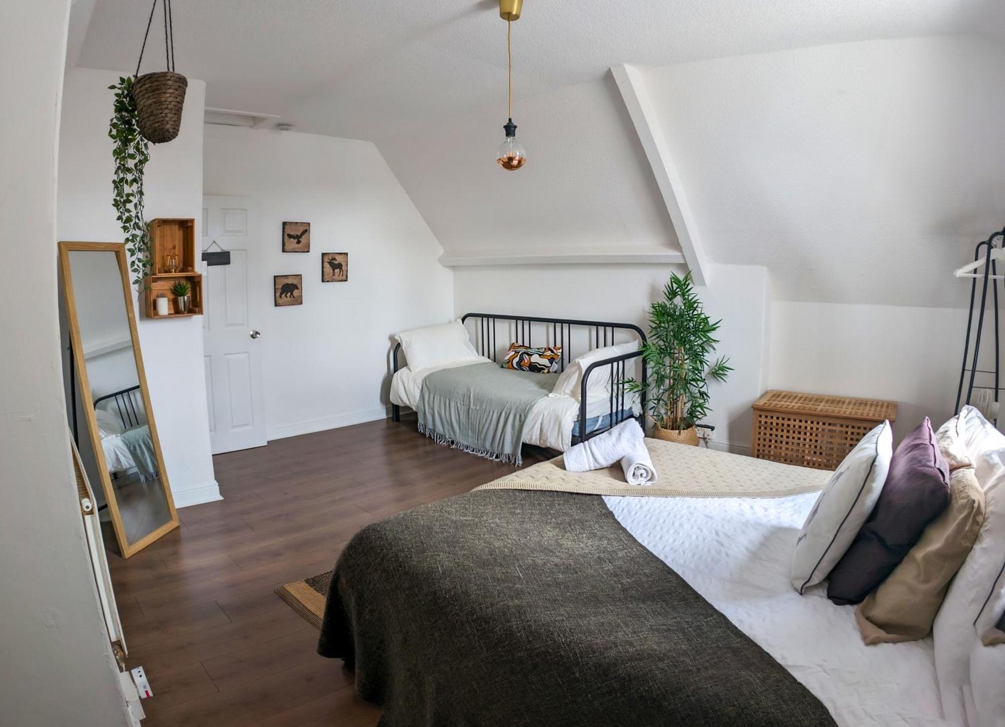 Phenix - Huge 3 Bed, Super Equipped Apartment.