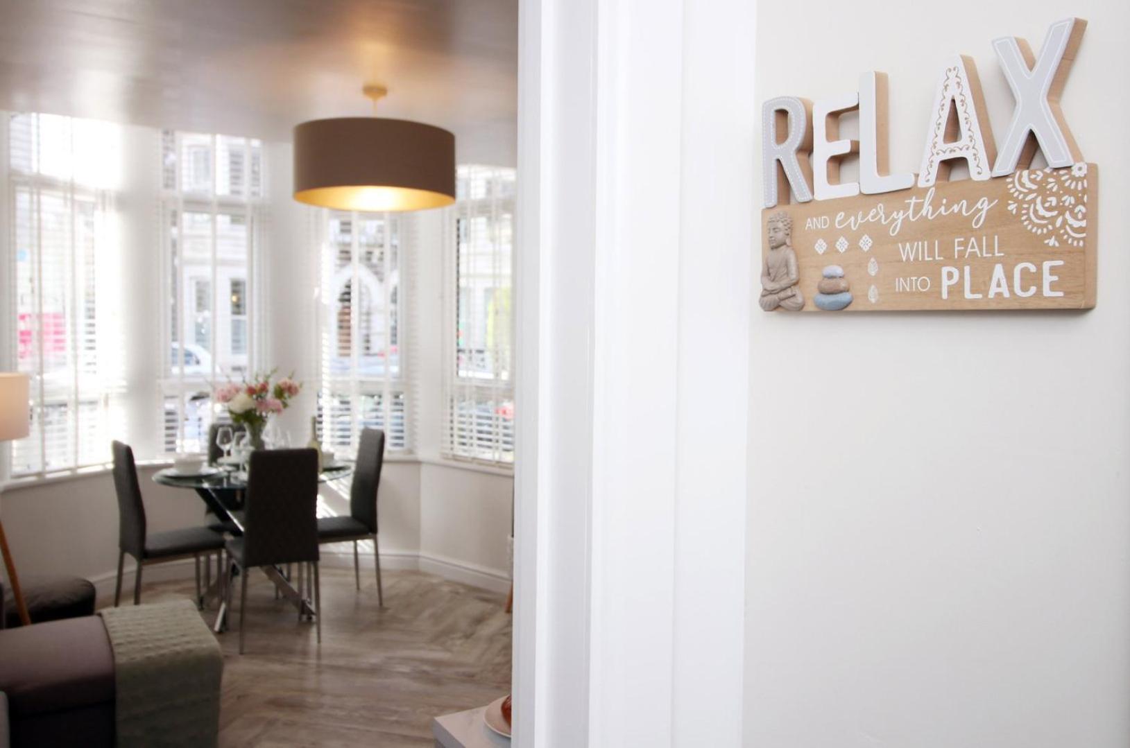 Chic 1br + Sofabed In Centre Apartment *