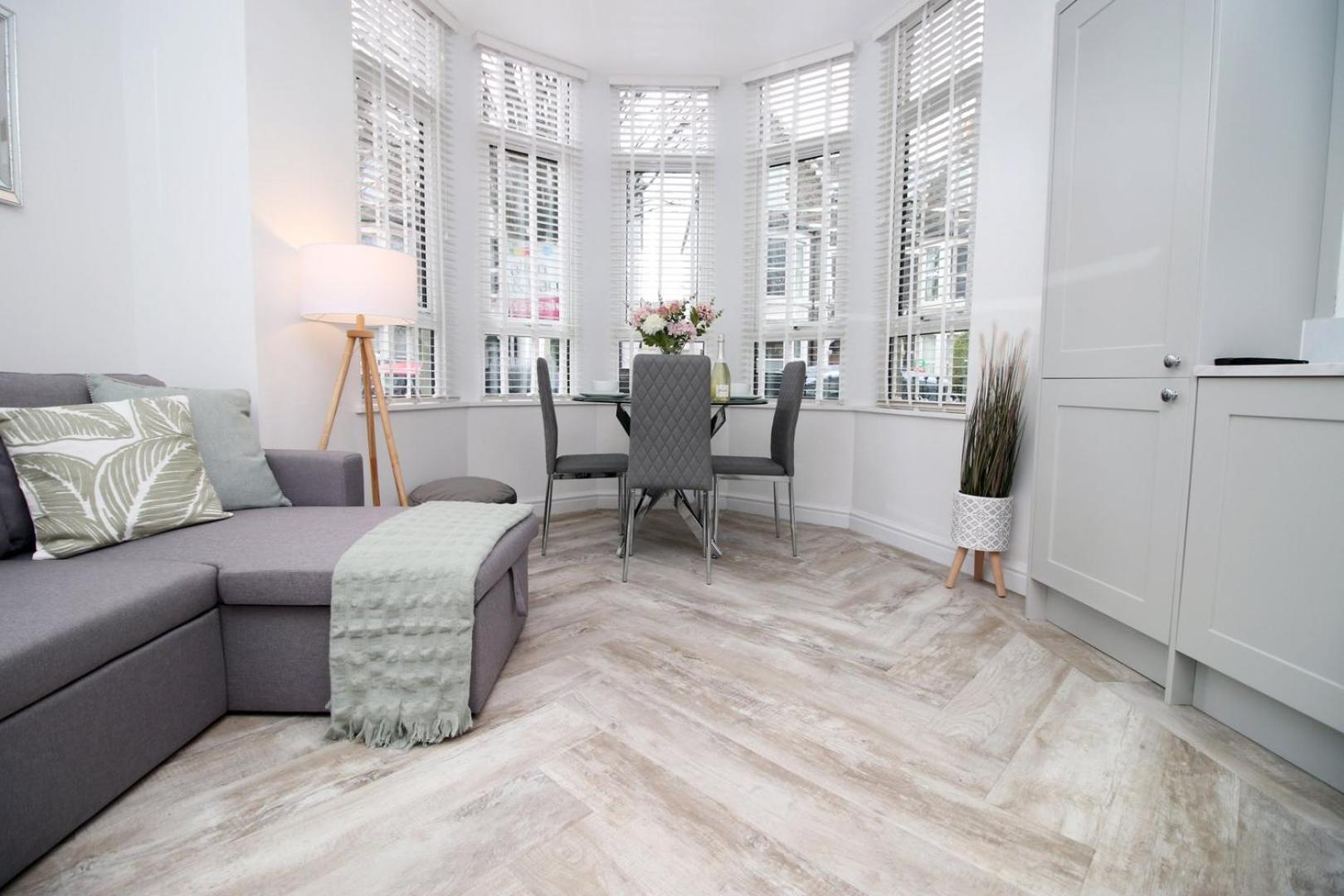 Chic 1br + Sofabed In Centre Apartment