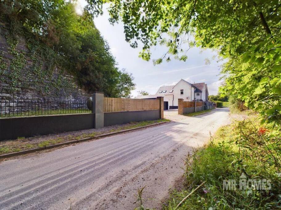 Entire 5 Bedroom House & Parking Holiday home Cardiff