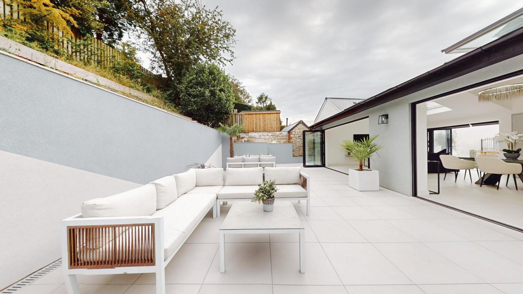 Villa Feel Celebrity Style - 6 Parking Spaces - Pet Friendly - Very Private *