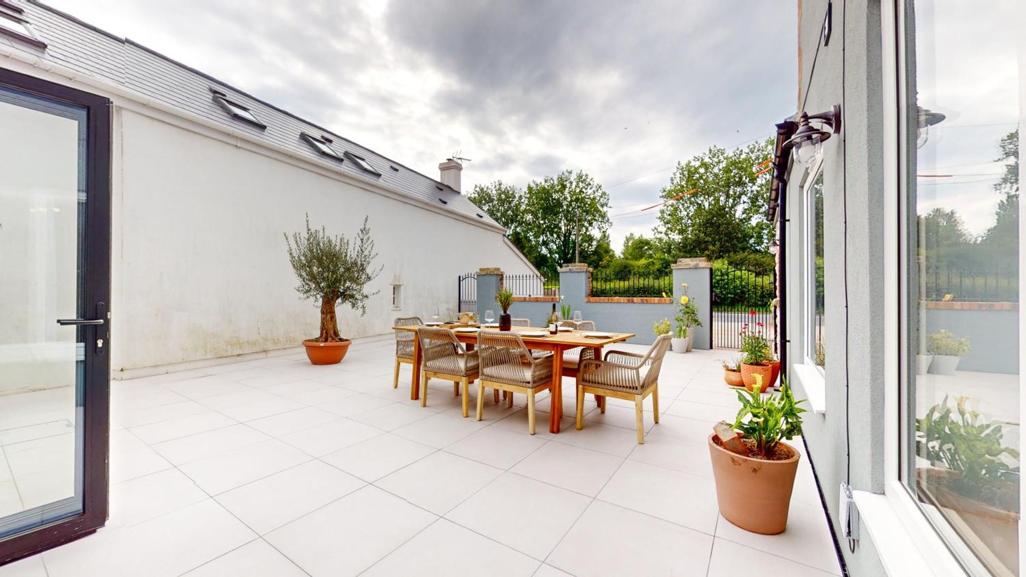 Villa Feel Celebrity Style - 6 Parking Spaces - Pet Friendly - Very Private Cardiff