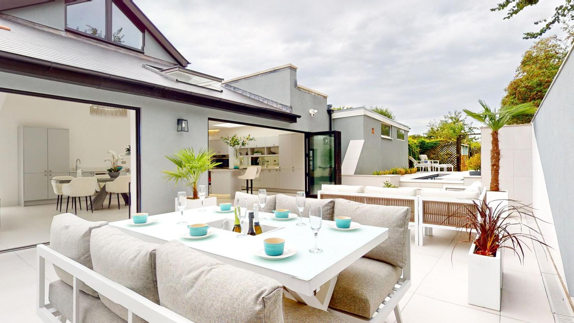 Villa Feel Celebrity Style - 6 Parking Spaces - Pet Friendly - Very Private
