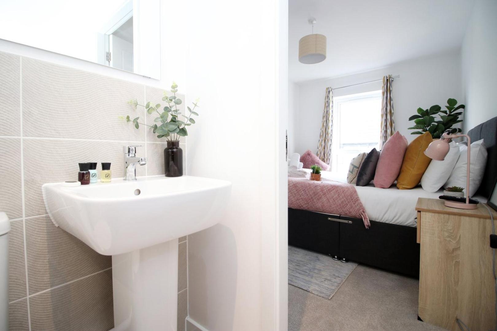 Church Road Free Parking Apartment *