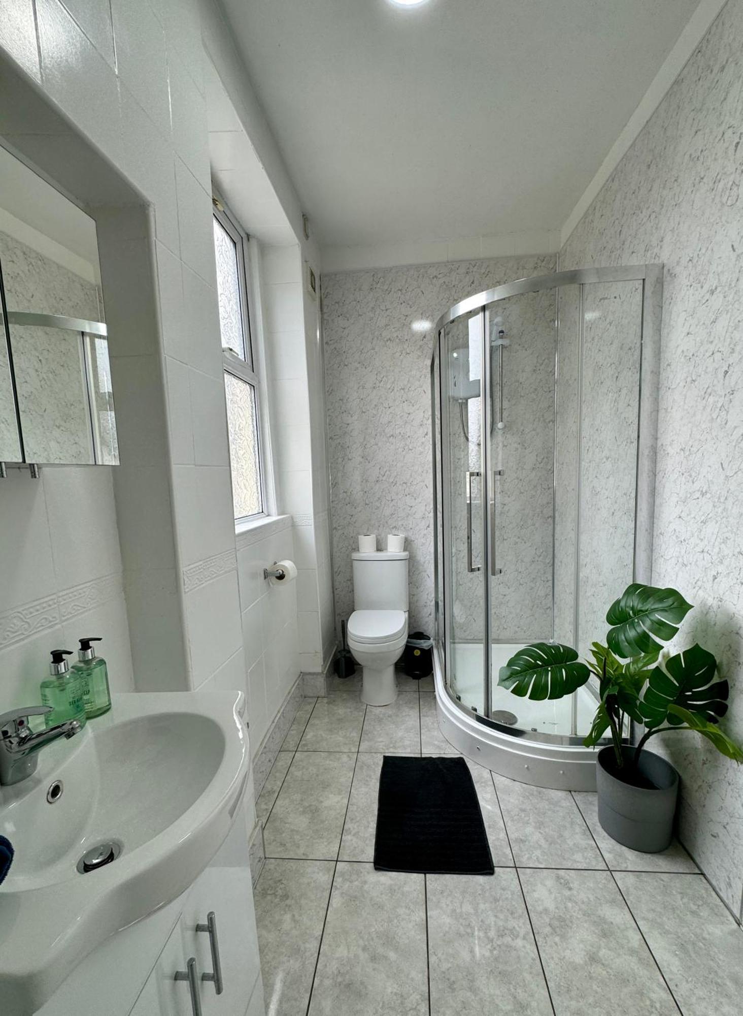 Space For Groups, 10 Mins From Queen St! *