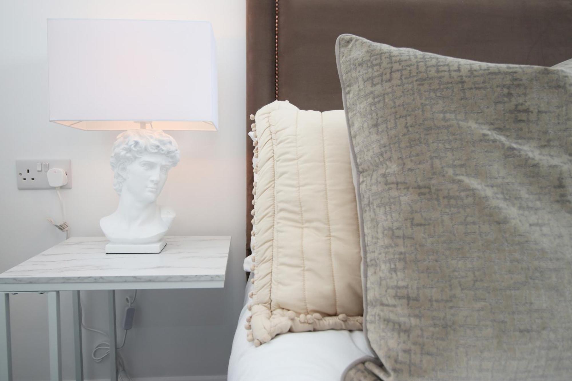 Cardiff's Ultimate Group Retreat Spacious 5br With Private Courtyard