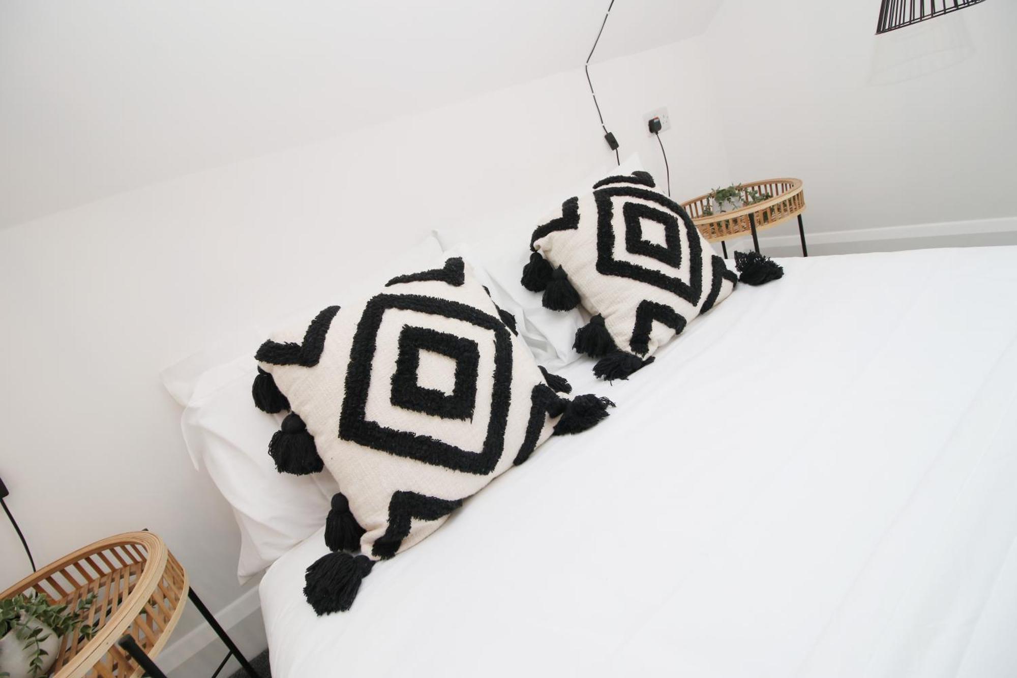 Cardiff's Ultimate Group Retreat Spacious 5br With Private Courtyard Apartment