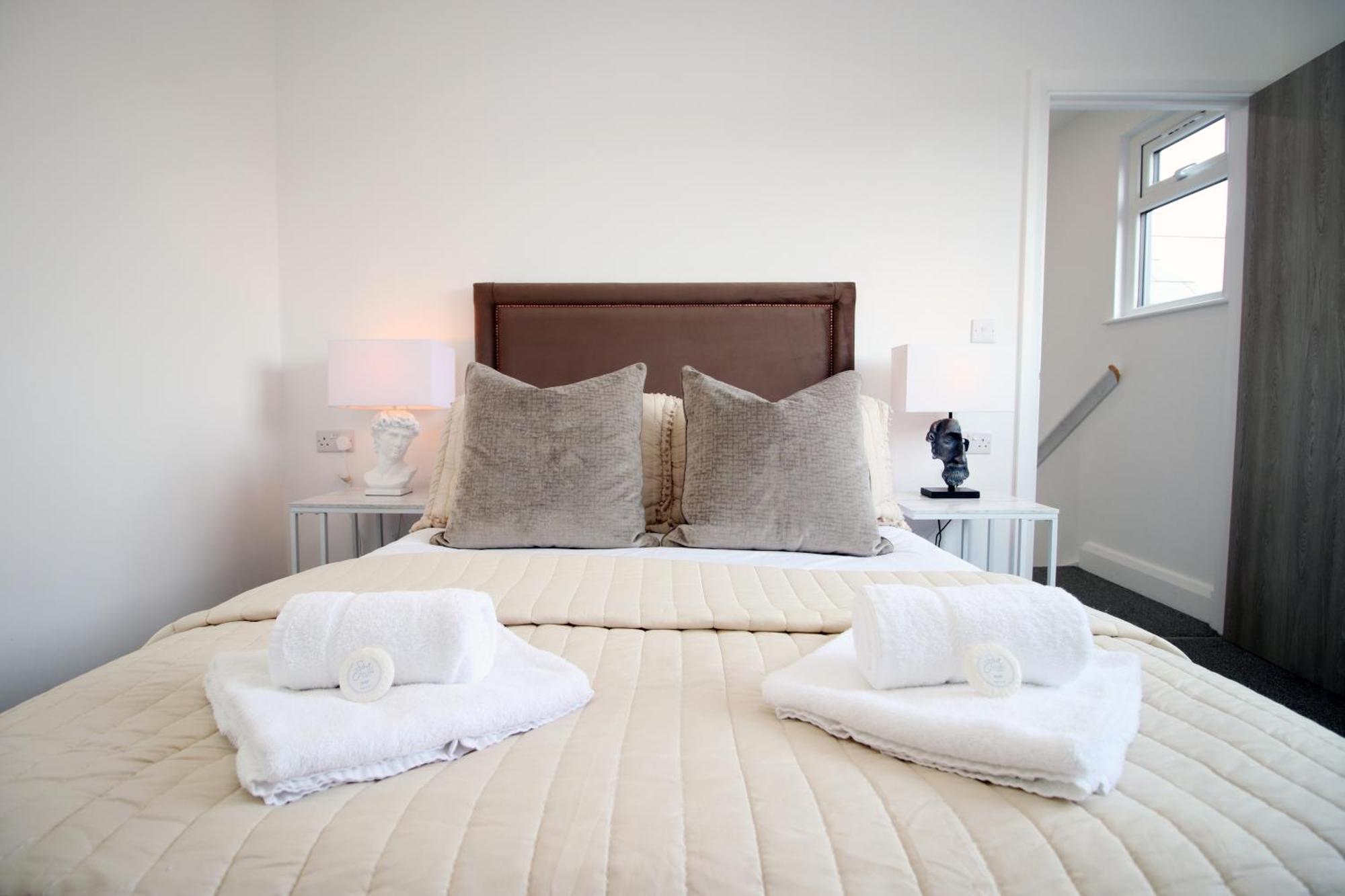 Cardiff's Ultimate Group Retreat Spacious 5br With Private Courtyard Apartment *