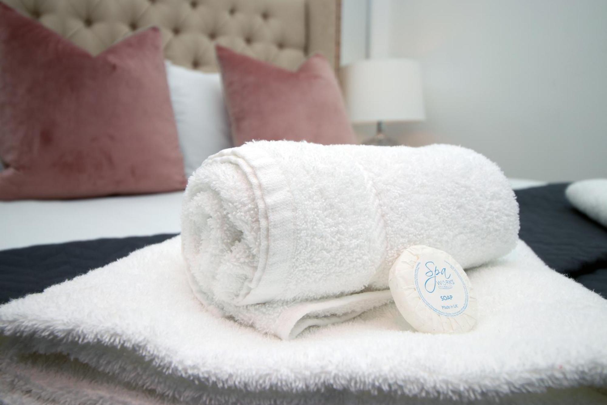 Cardiff's Ultimate Group Retreat Spacious 5br With Private Courtyard Apartment *