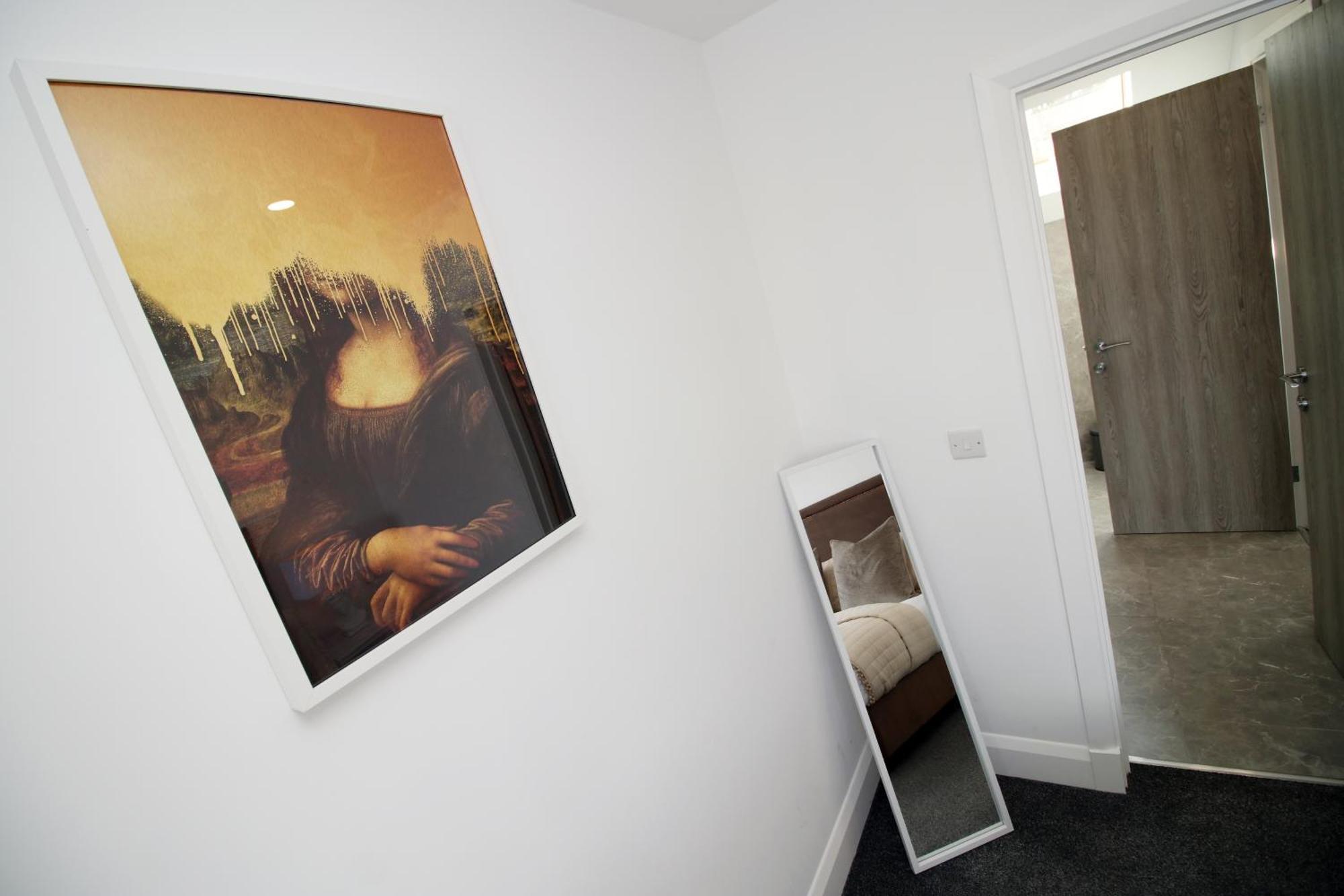 Cardiff's Ultimate Group Retreat Spacious 5br With Private Courtyard Apartment *