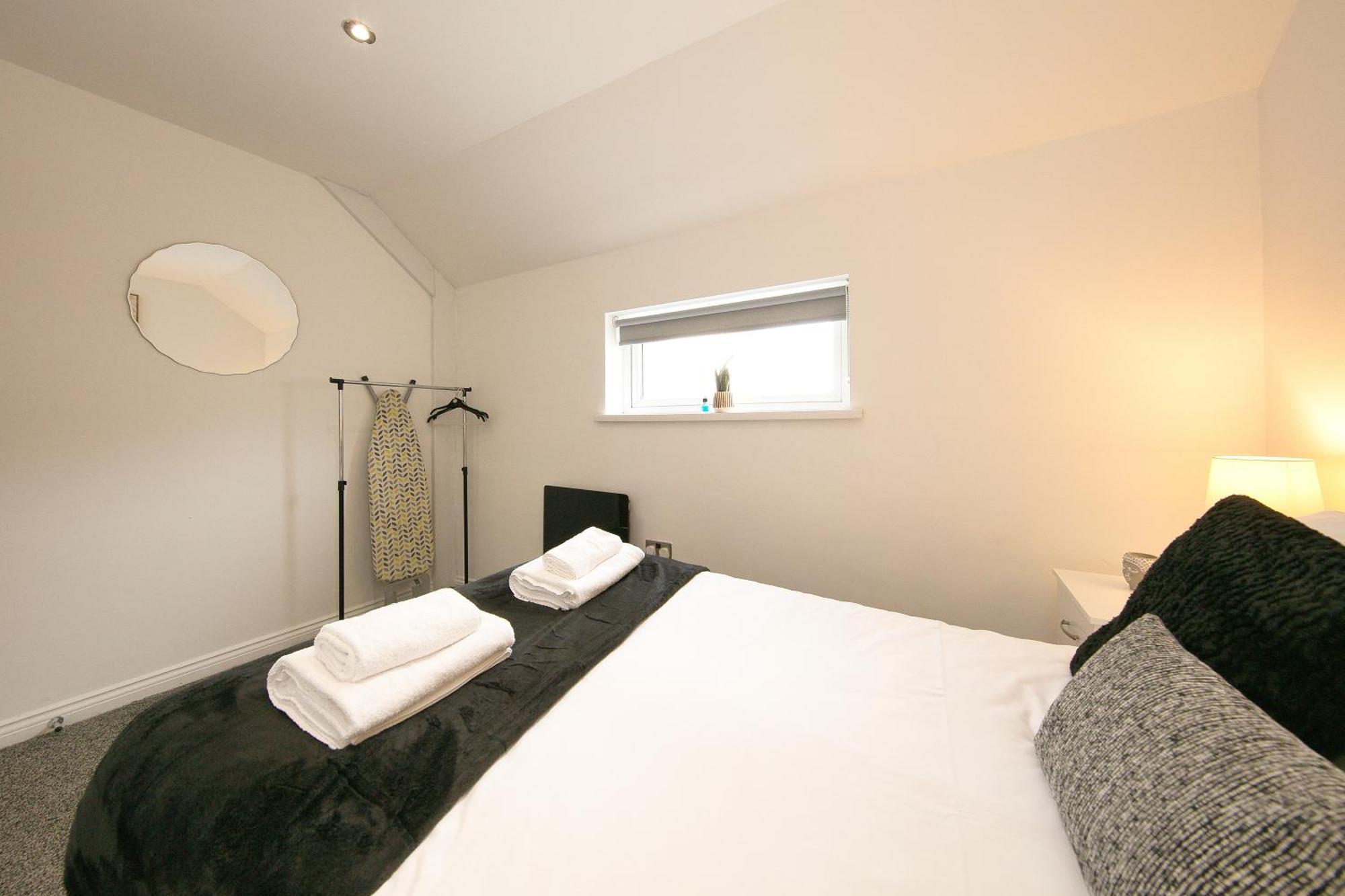 Apartment Stylish With Private Garden! Near City Centre - Contractors, Relocators, Tourists
