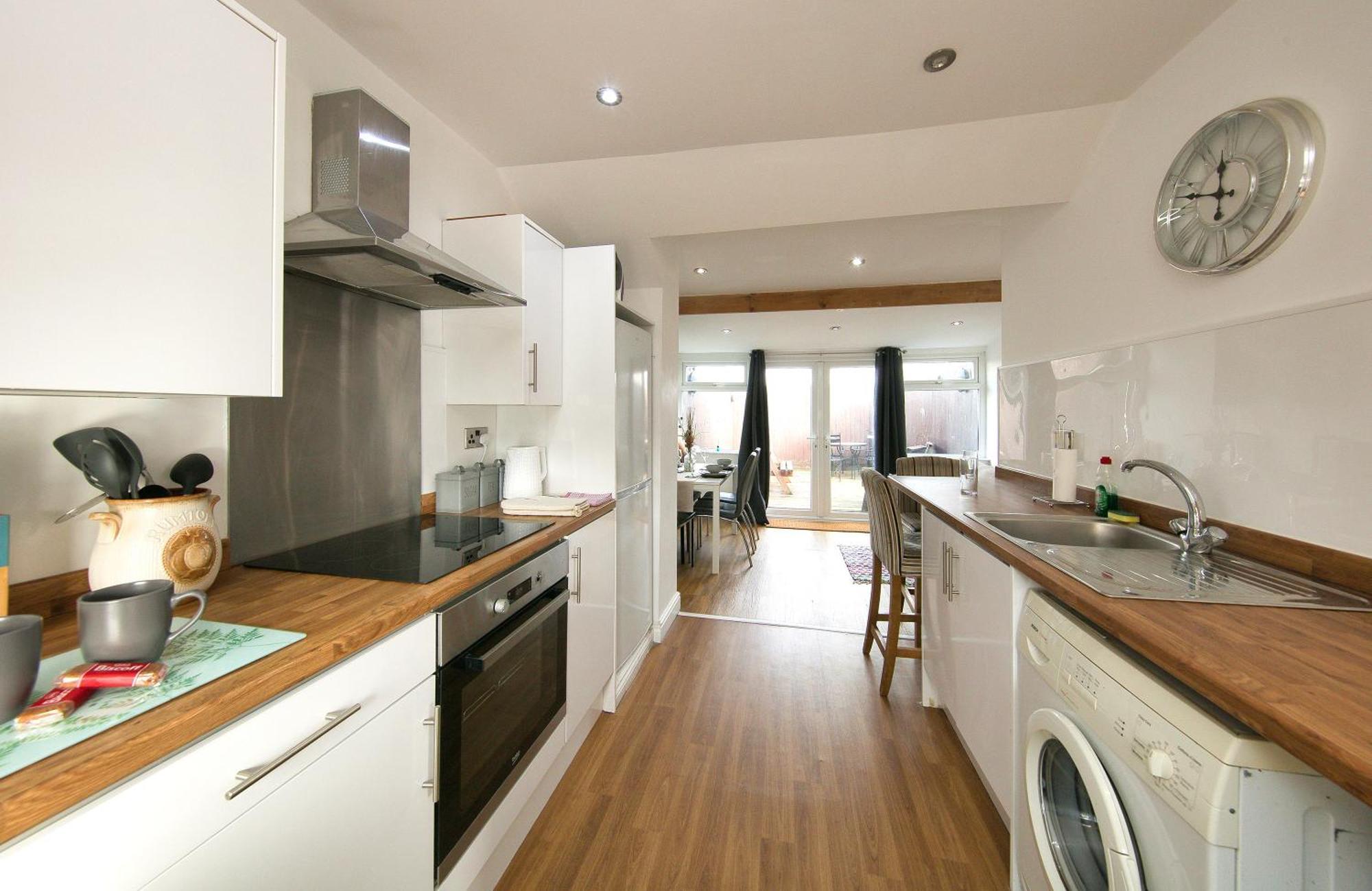 Apartment Stylish With Private Garden! Near City Centre - Contractors, Relocators, Tourists Cardiff
