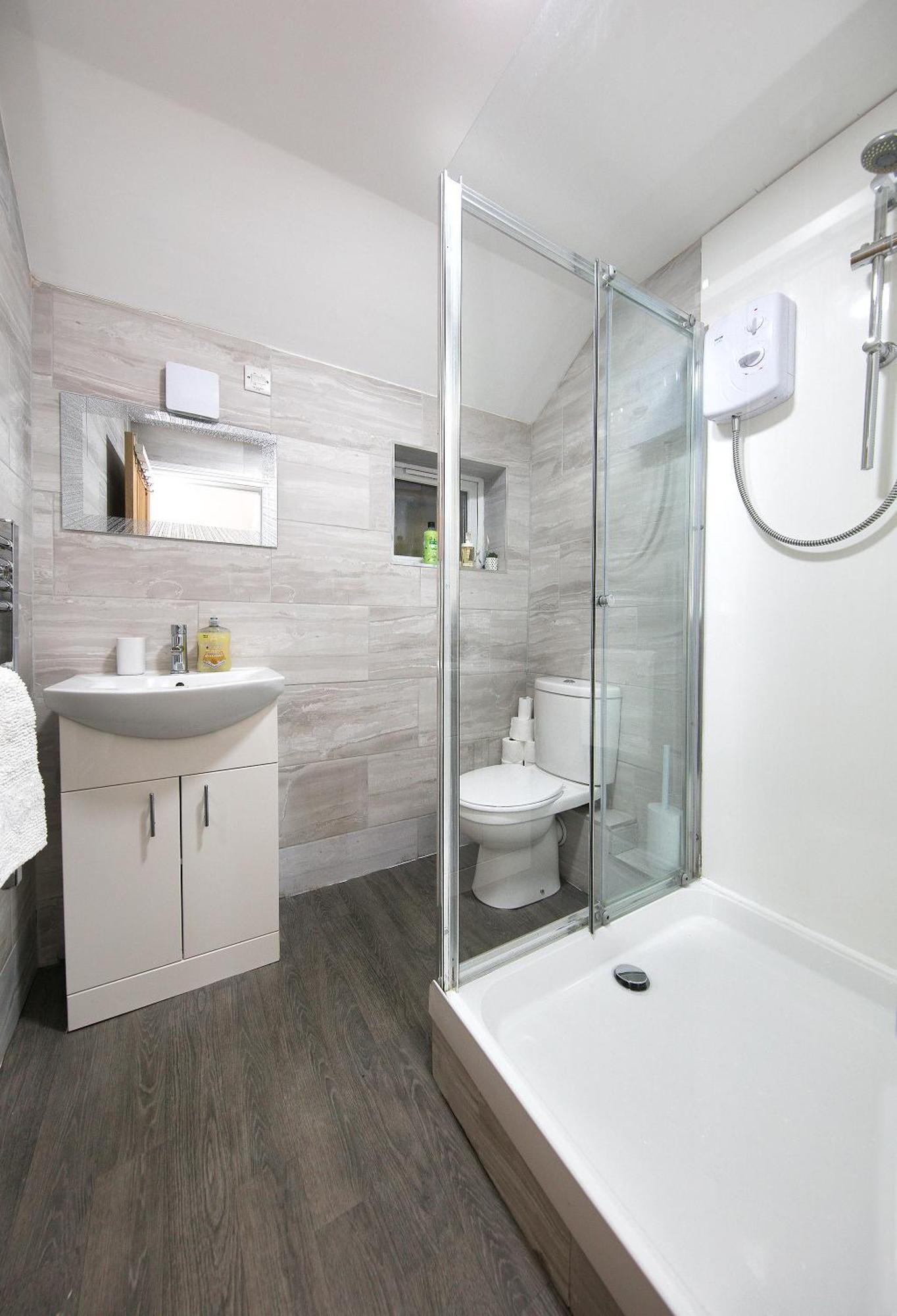 Apartment Stylish With Private Garden! Near City Centre - Contractors, Relocators, Tourists Cardiff