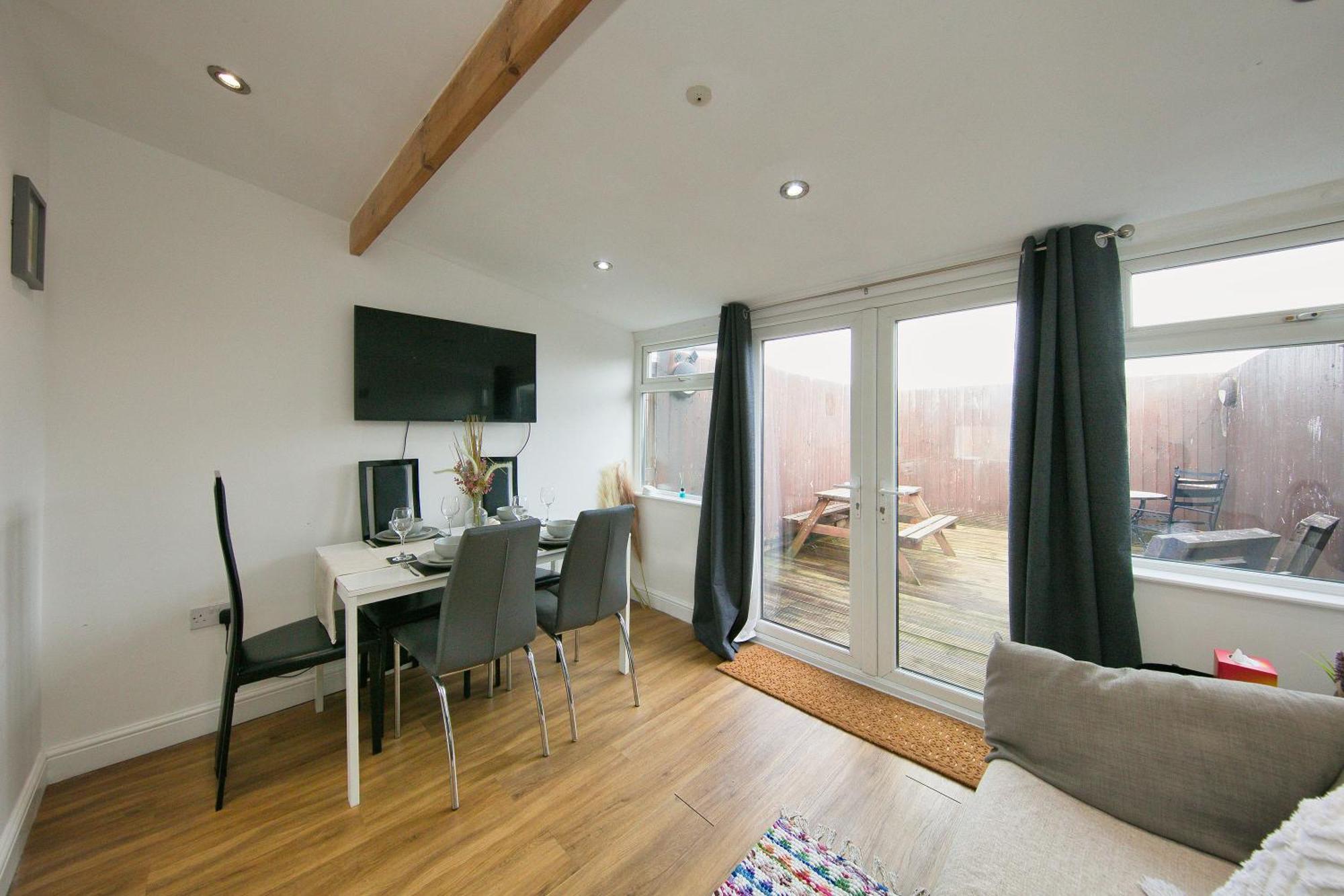 Stylish With Private Garden! Near City Centre - Contractors, Relocators, Tourists Apartment