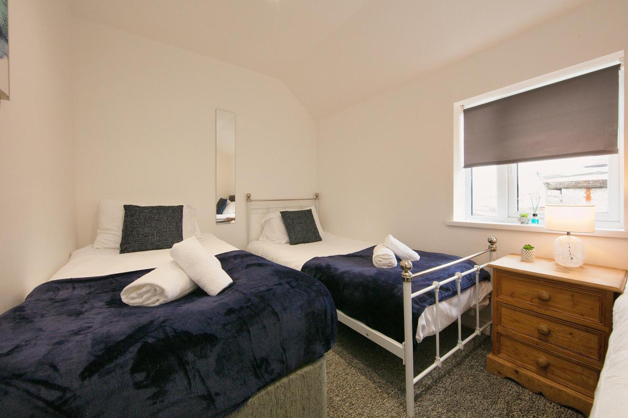 Stylish With Private Garden! Near City Centre - Contractors, Relocators, Tourists Apartment