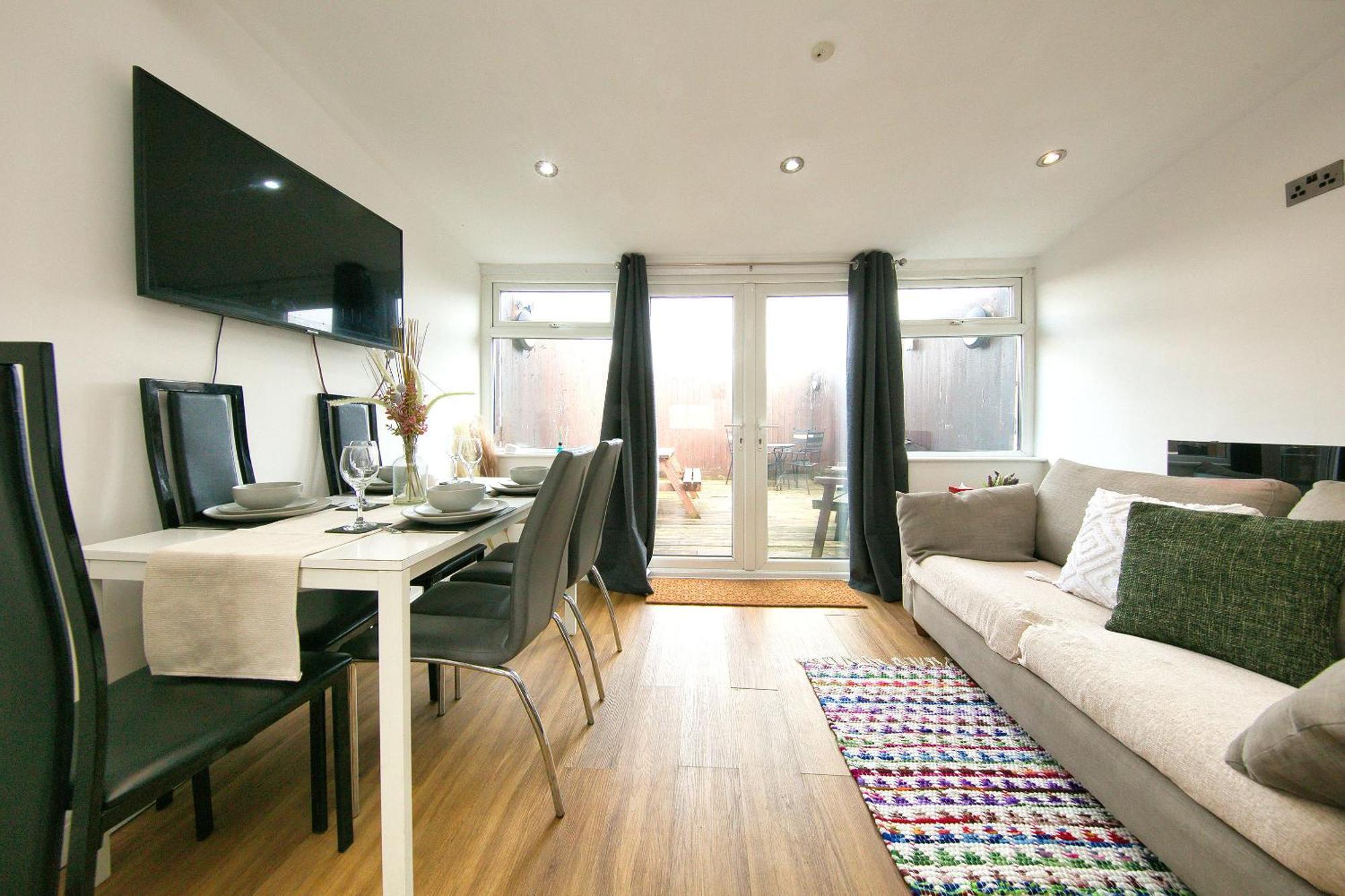 Apartment Stylish With Private Garden! Near City Centre - Contractors, Relocators, Tourists