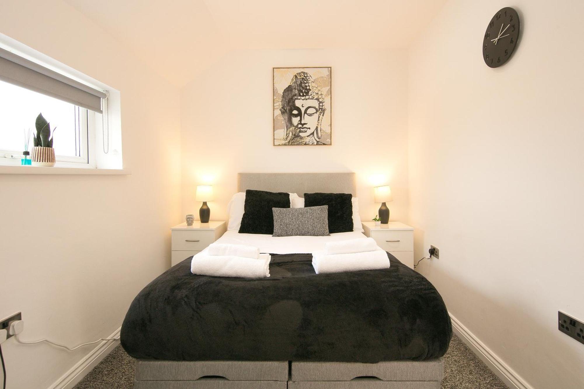 Stylish With Private Garden! Near City Centre - Contractors, Relocators, Tourists Apartment
