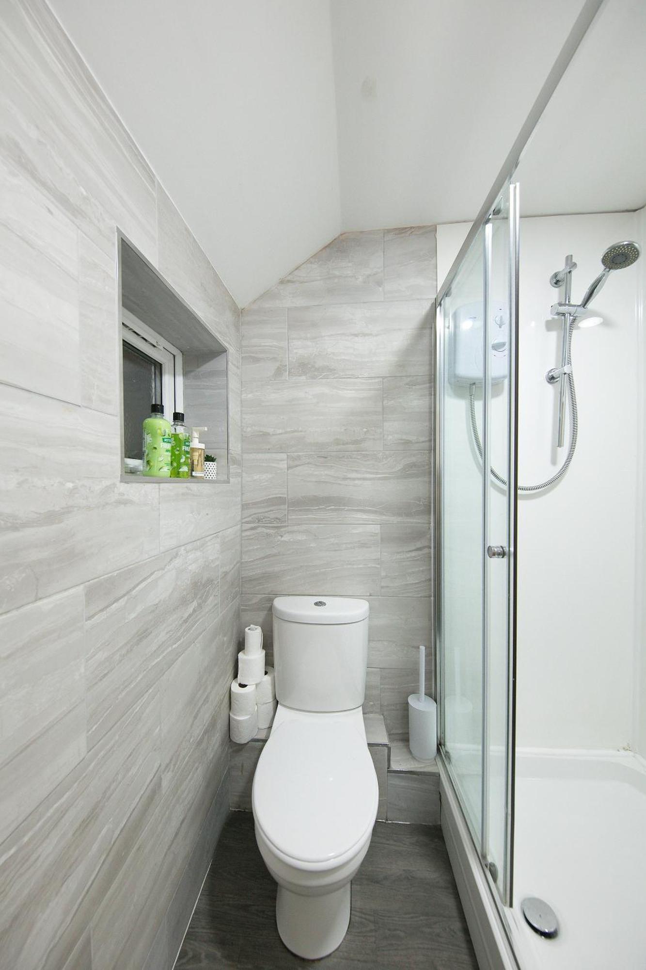 Apartment Stylish With Private Garden! Near City Centre - Contractors, Relocators, Tourists *