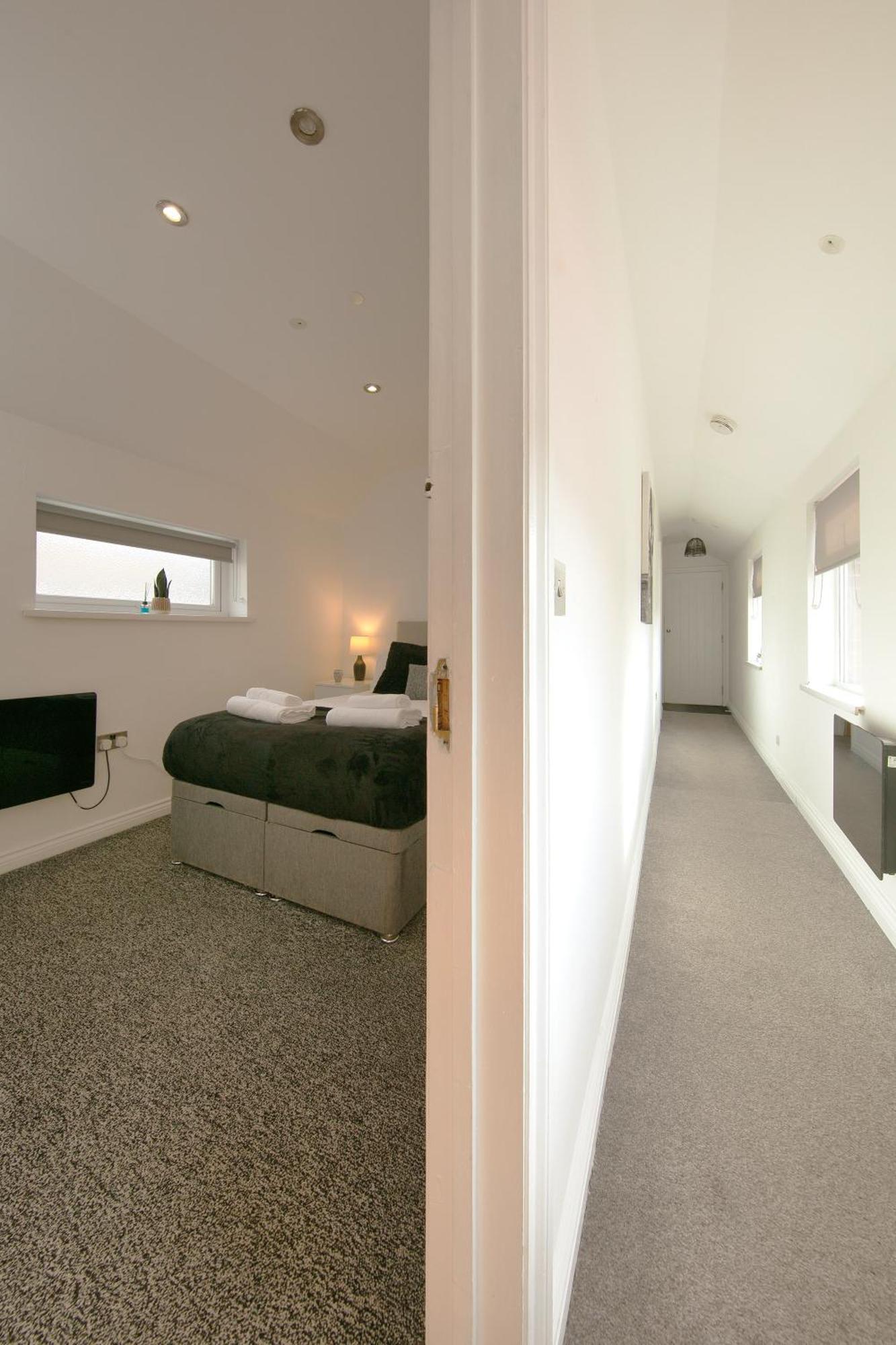 Stylish With Private Garden! Near City Centre - Contractors, Relocators, Tourists Apartment
