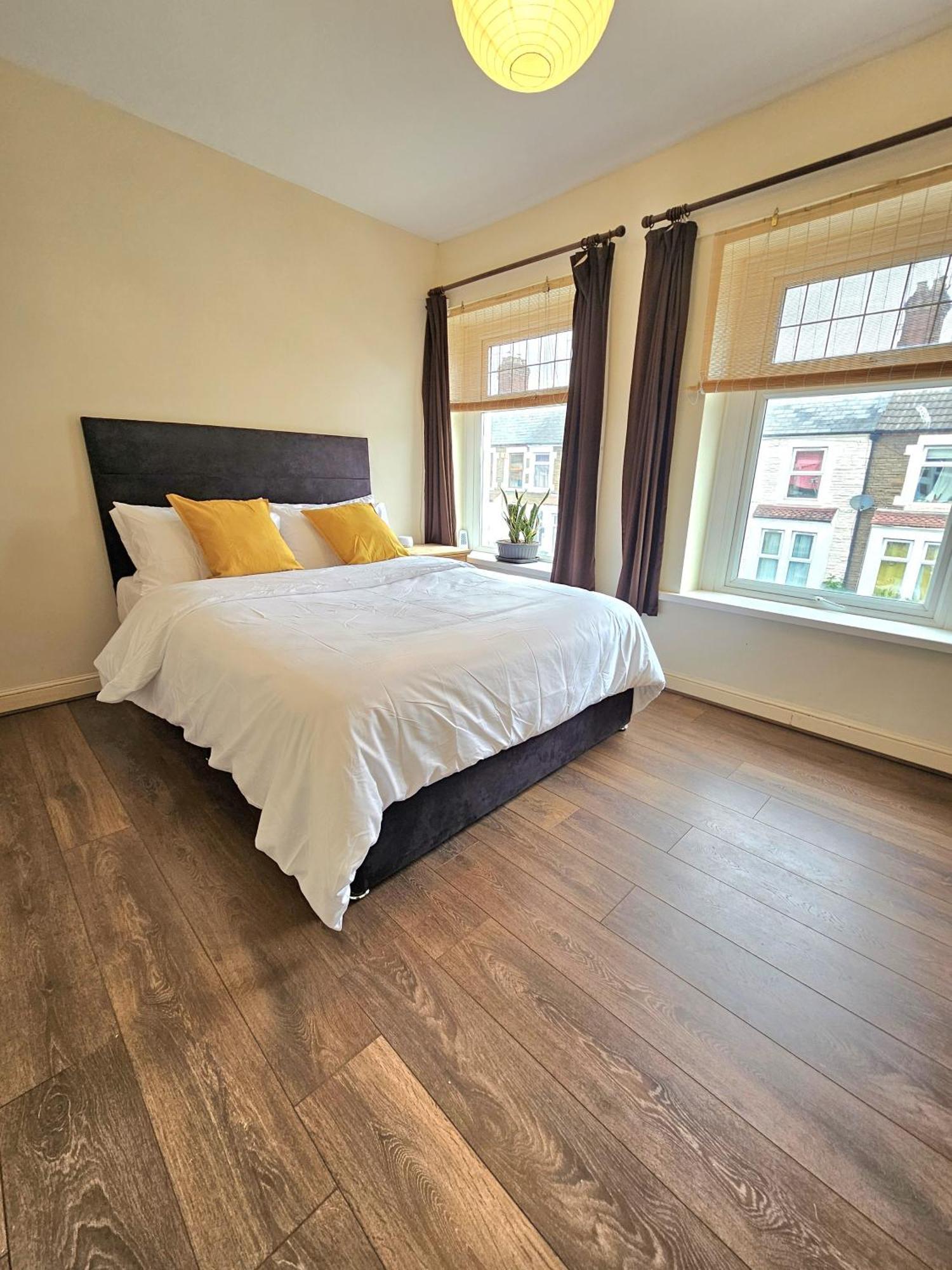 Holiday home No 34 - City Location - Free Parking- Sleeps 6 *