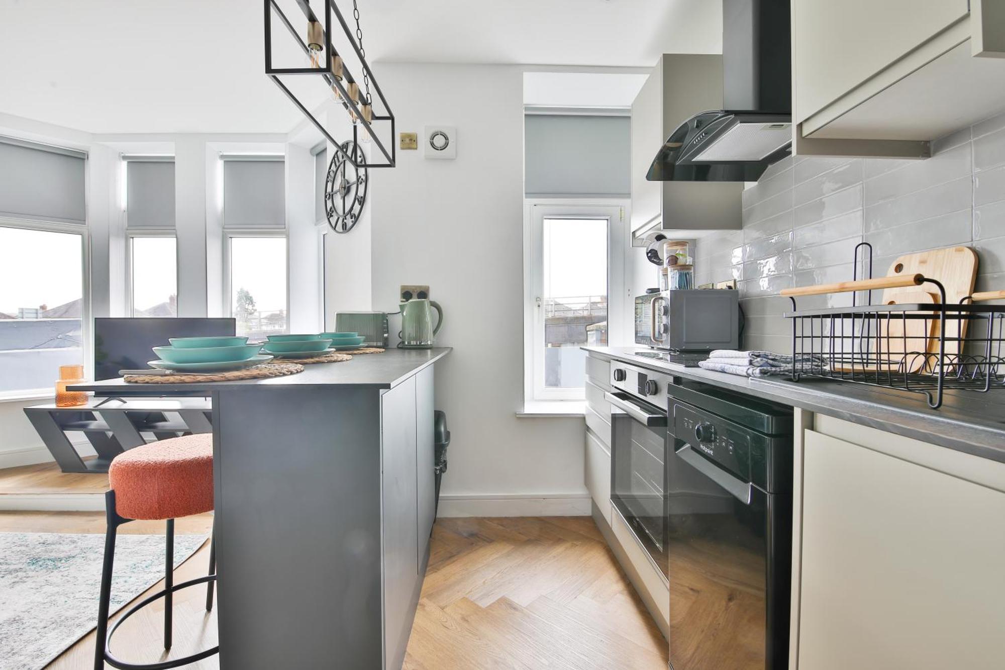 Apartment North Road Luxe New Serviced Apartments- Parking Available With Full Kitchen Amenities *