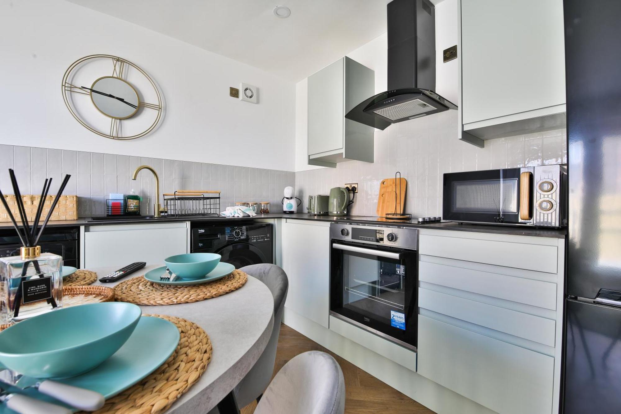 North Road Luxe New Serviced Apartments- Parking Available With Full Kitchen Amenities *