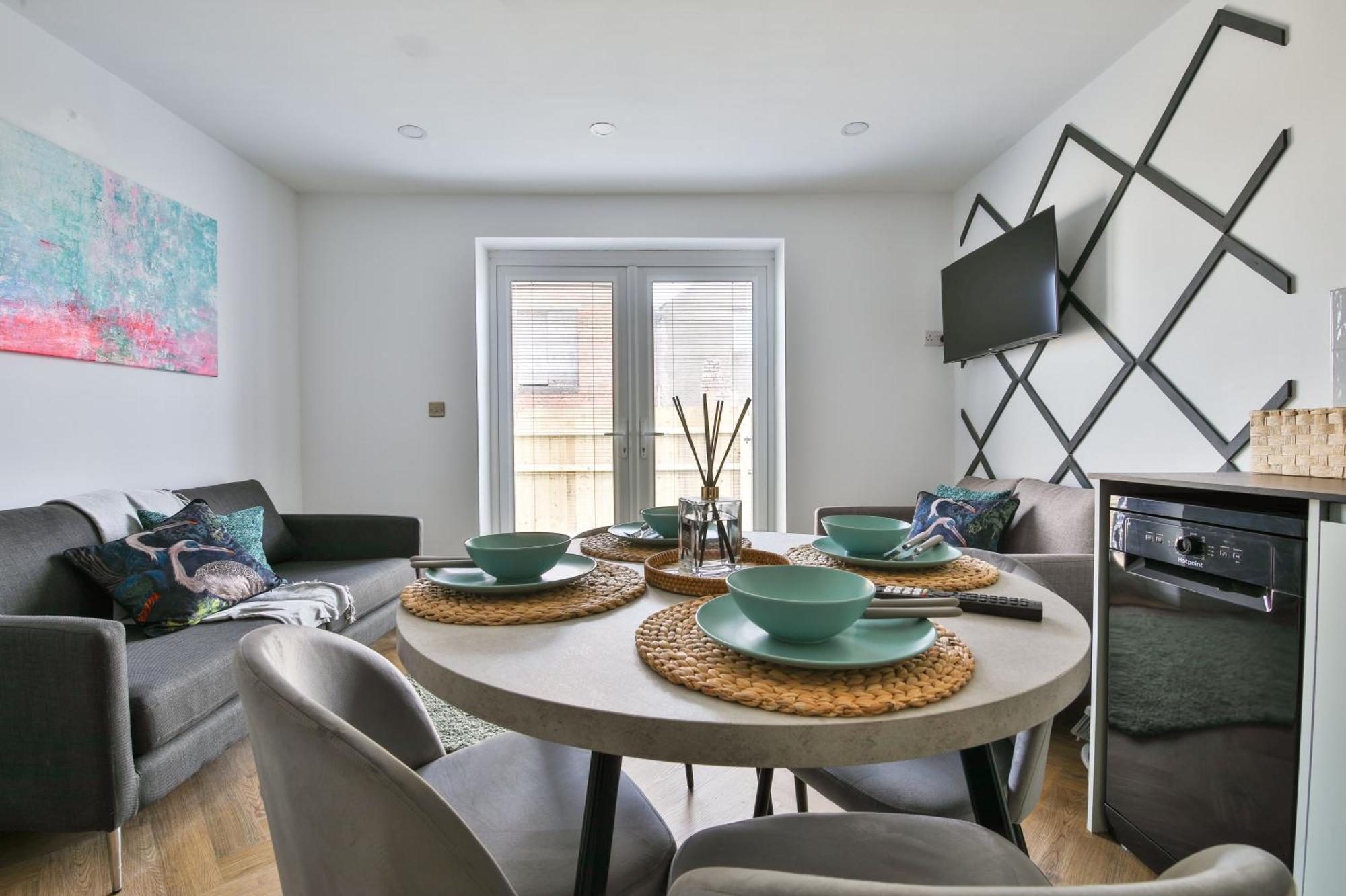 Apartment North Road Luxe New Serviced Apartments- Parking Available With Full Kitchen Amenities *