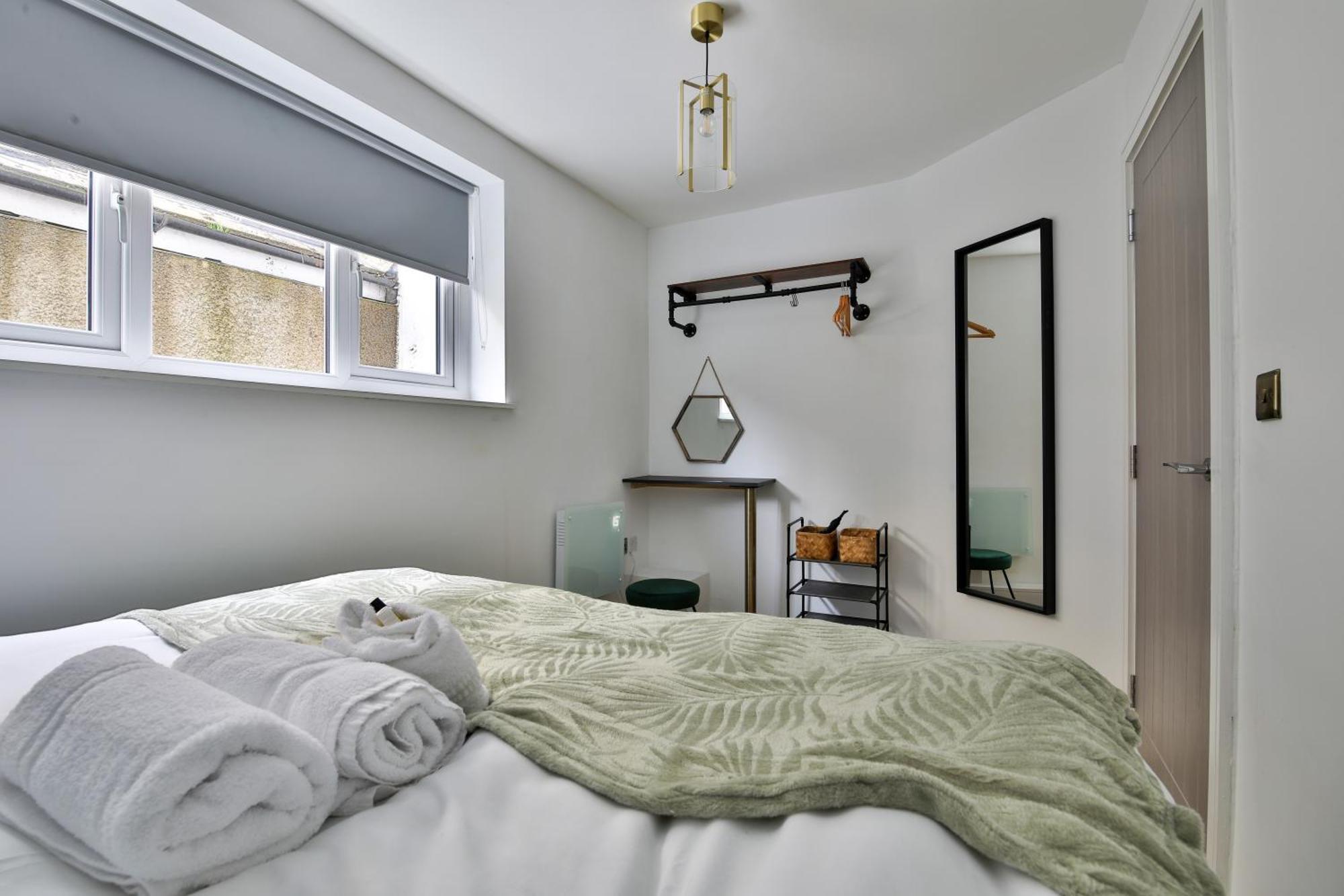 North Road Luxe New Serviced Apartments- Parking Available With Full Kitchen Amenities Apartment
