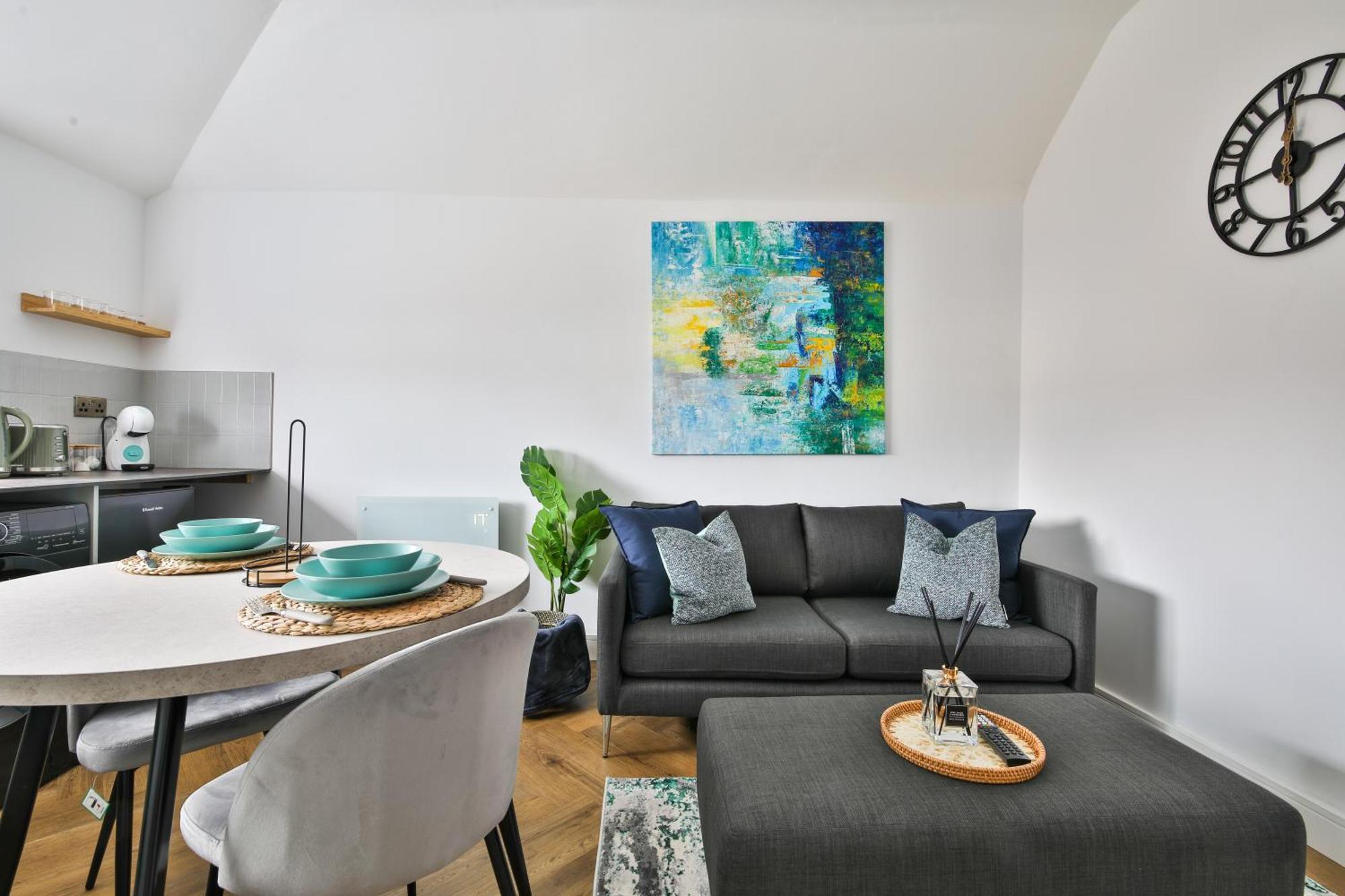 North Road Luxe New Serviced Apartments- Parking Available With Full Kitchen Amenities Apartment Cardiff