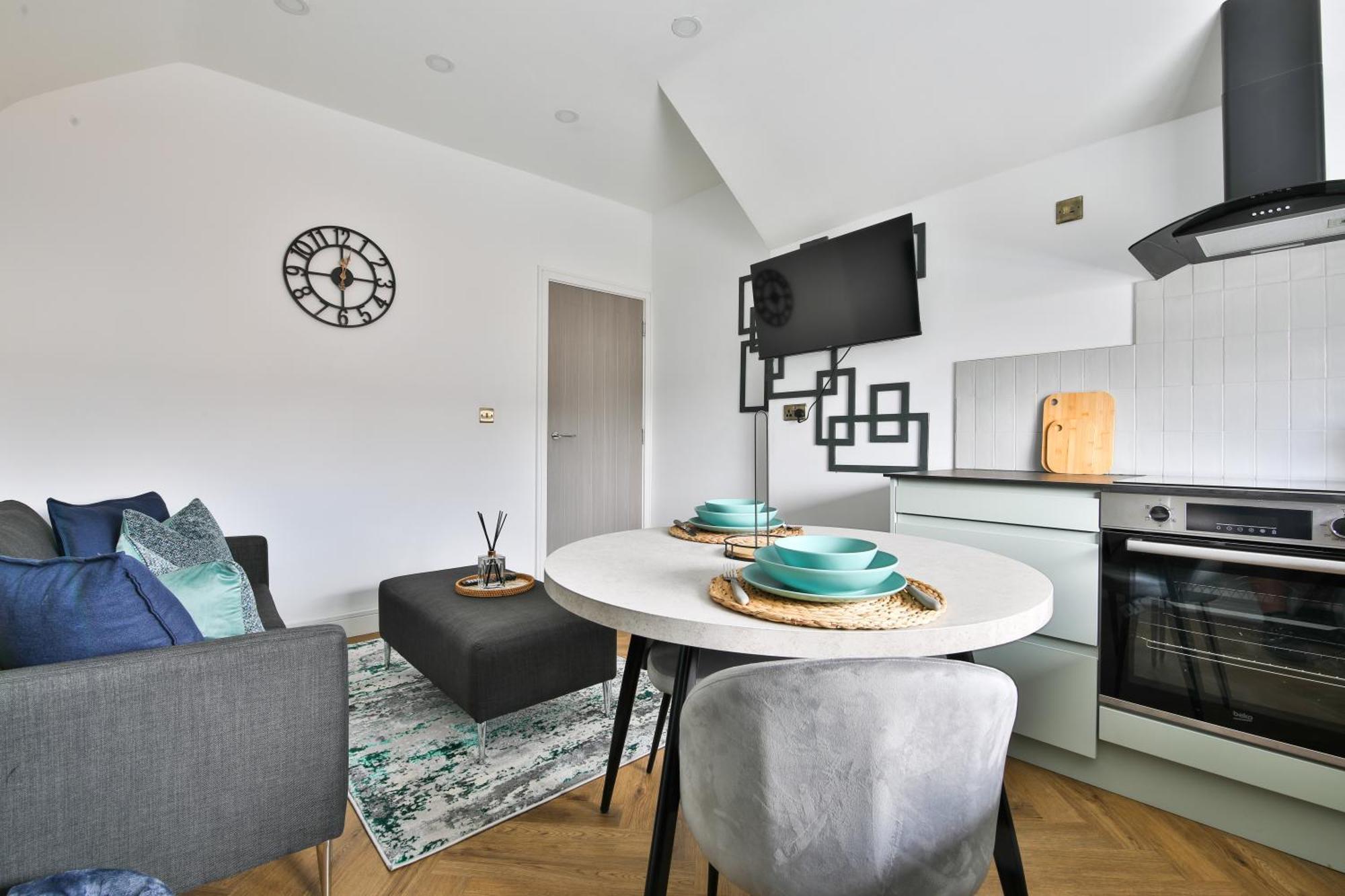 North Road Luxe New Serviced Apartments- Parking Available With Full Kitchen Amenities