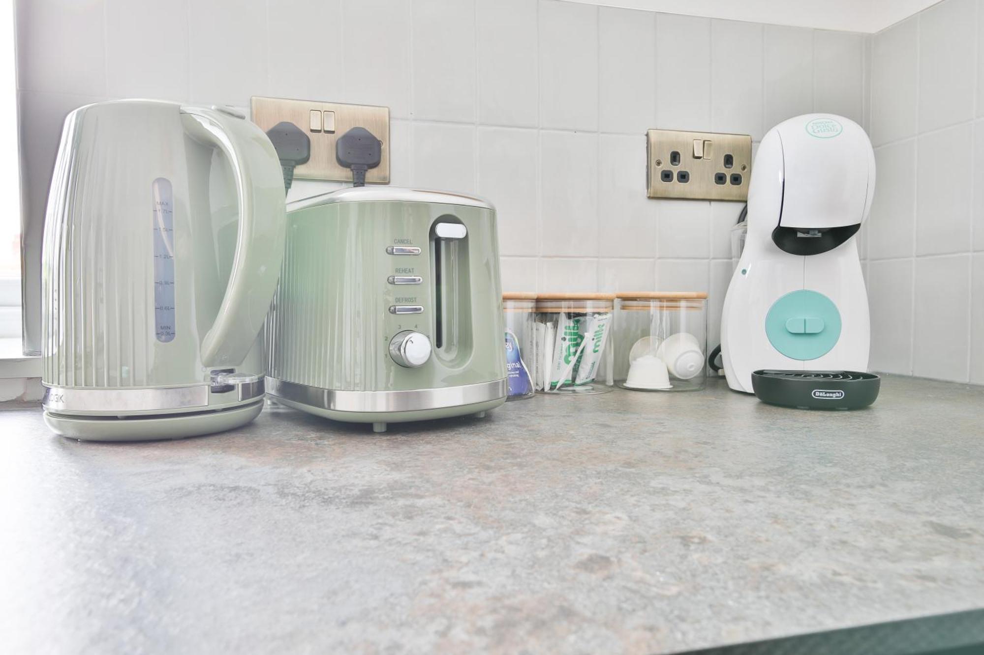 North Road Luxe New Serviced Apartments- Parking Available With Full Kitchen Amenities * Cardiff