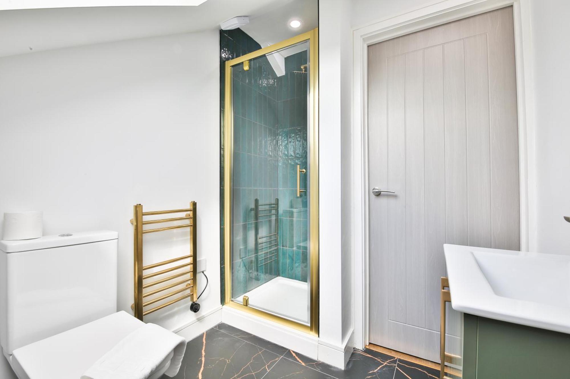 Apartment North Road Luxe New Serviced Apartments- Parking Available With Full Kitchen Amenities