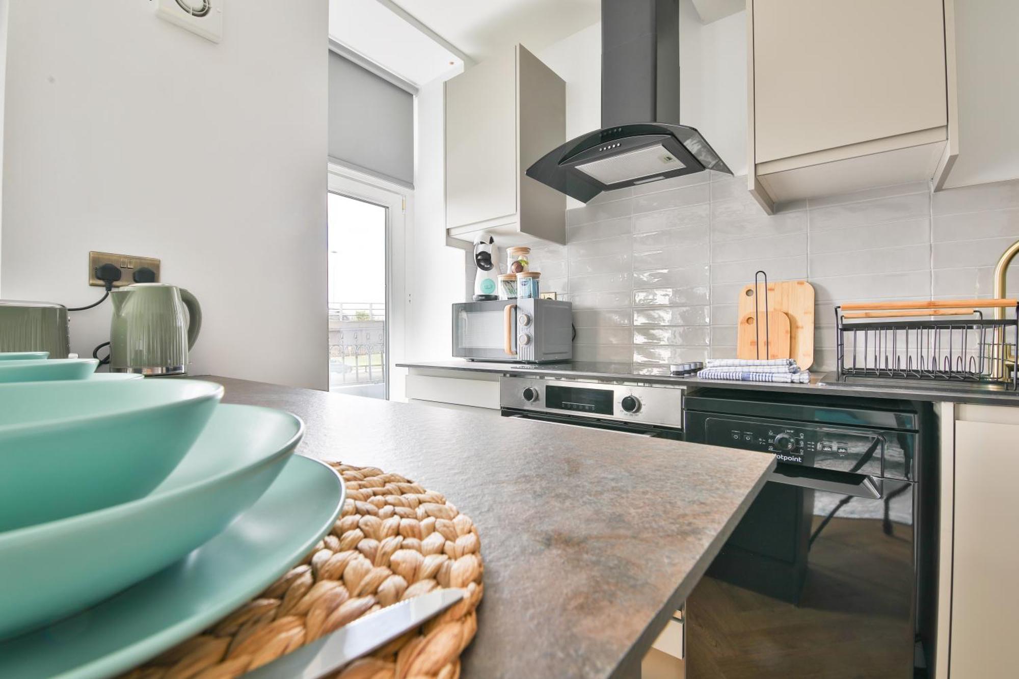 North Road Luxe New Serviced Apartments- Parking Available With Full Kitchen Amenities Apartment Cardiff
