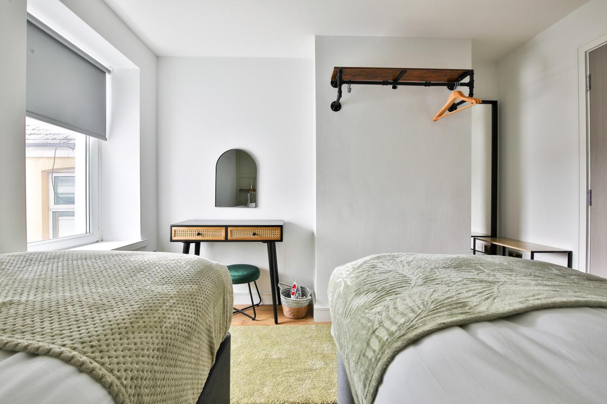 North Road Luxe New Serviced Apartments- Parking Available With Full Kitchen Amenities