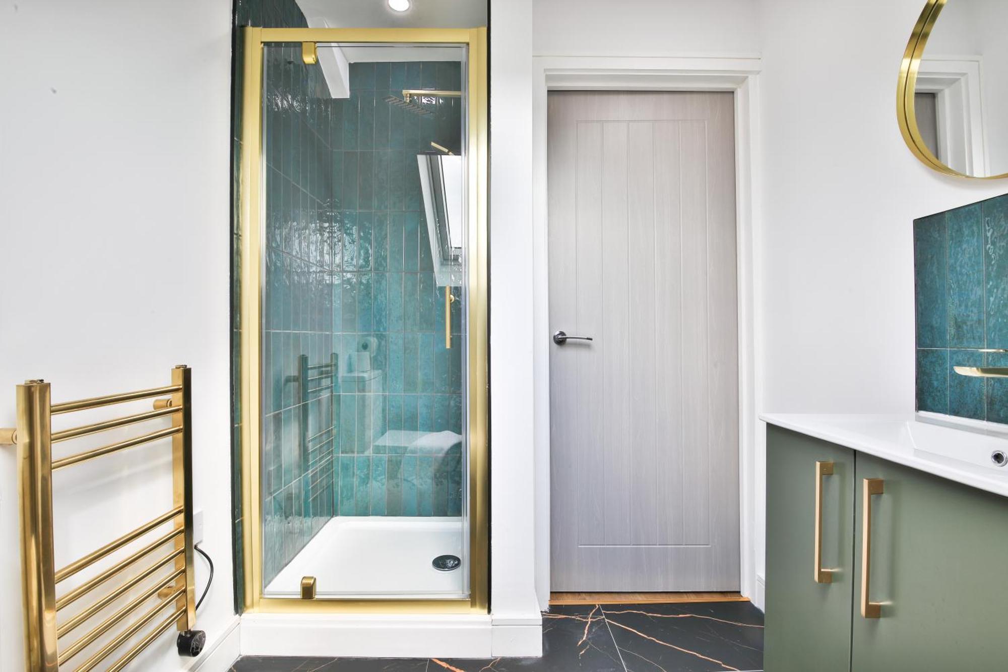Apartment North Road Luxe New Serviced Apartments- Parking Available With Full Kitchen Amenities *