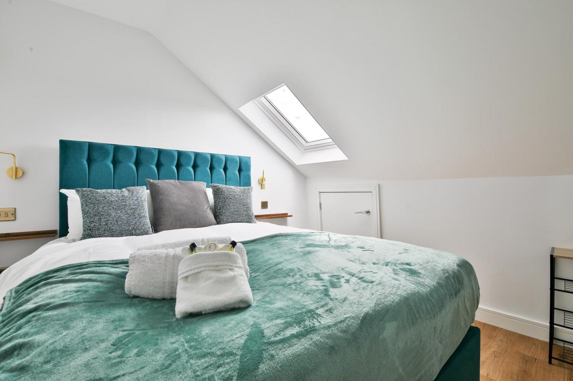 Apartment North Road Luxe New Serviced Apartments- Parking Available With Full Kitchen Amenities