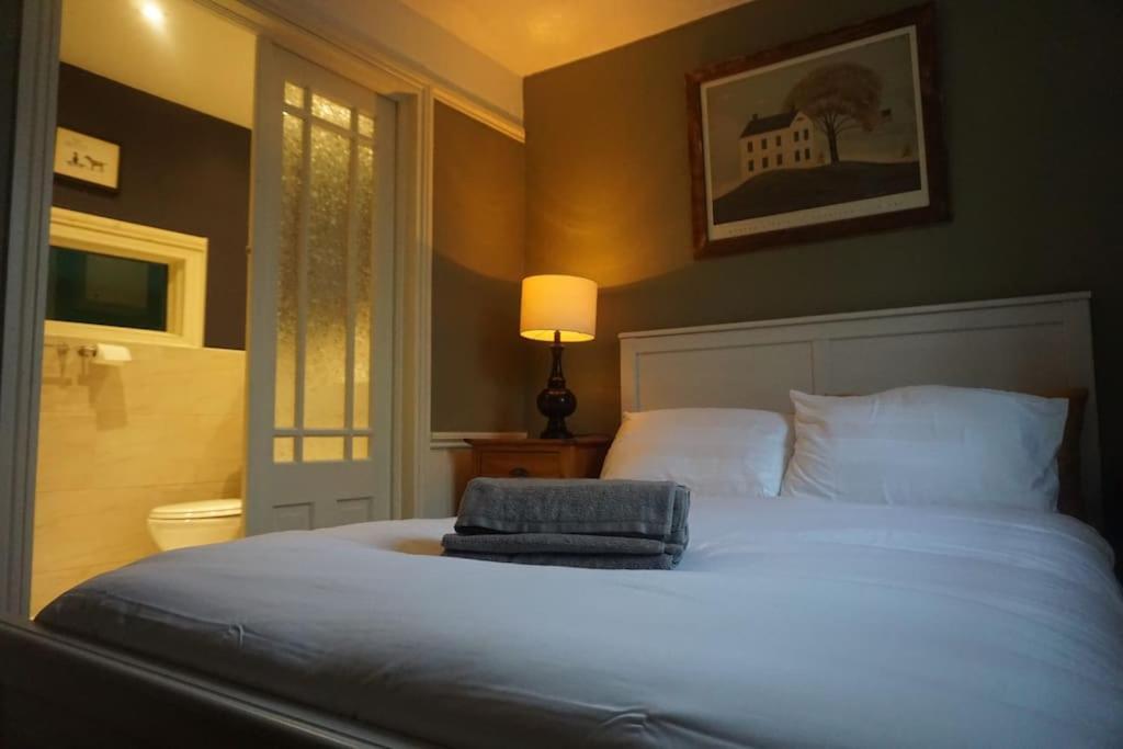 Unique Centre Couples Retreat, 1 Bed Maisonette Apartment
