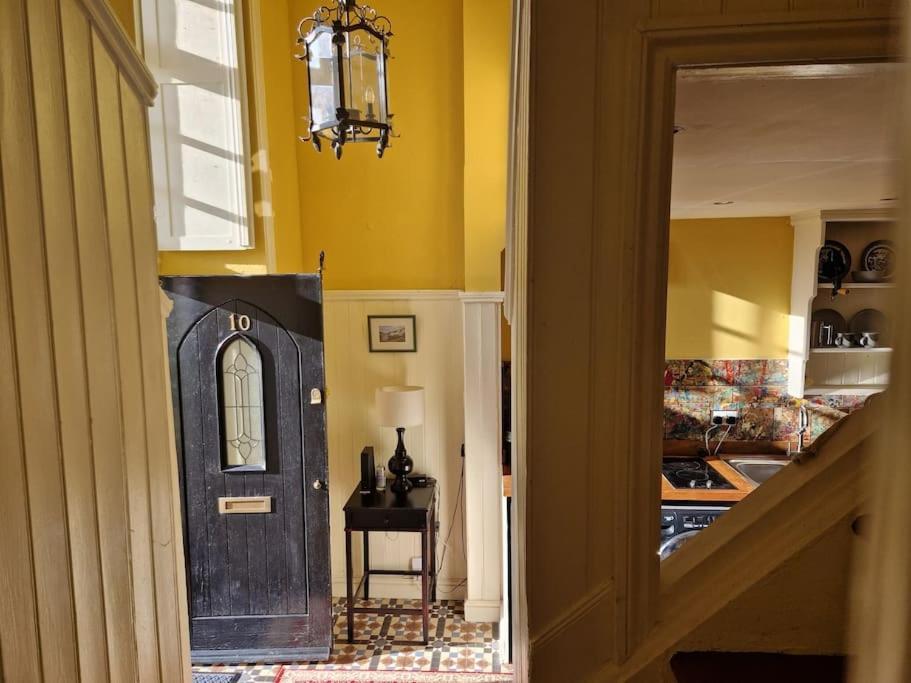 Unique Centre Couples Retreat, 1 Bed Maisonette Apartment